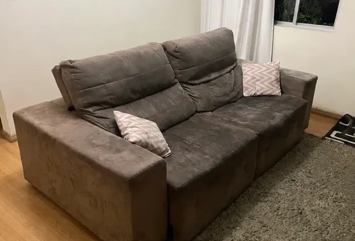 Sofá marrom em suede/camurça 2,50 m