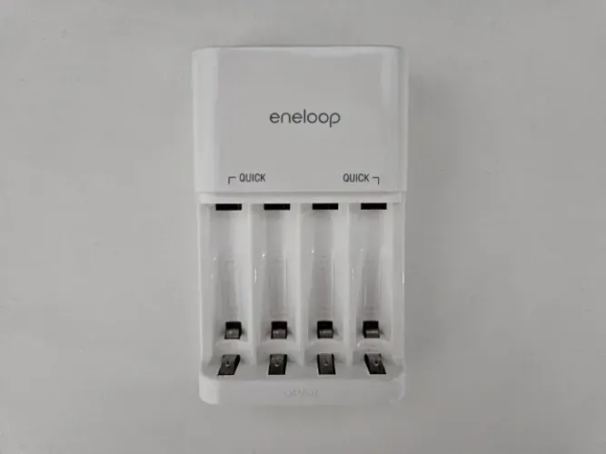 Carregador de Pilhas Inteligente Eneloop Sanyo NC-TGR01