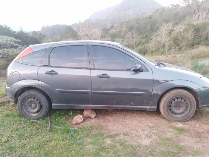 Ford Focus 1.8 16V 5P 2002