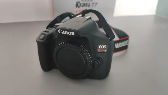 Canon EOS Rebel T7 + Lente 18-55mm - Excelente Estado!
