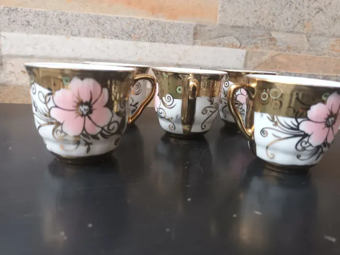 Jogo de xícaras para chá e café, de porcelana com finíssimo acabamento