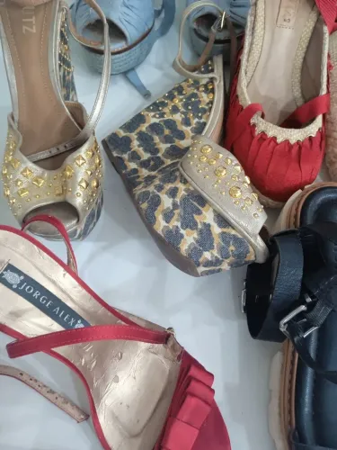 Lote de calçados femininos tamanho 37 marca Schutz