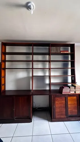 Estante de biblioteca em madeira maciça