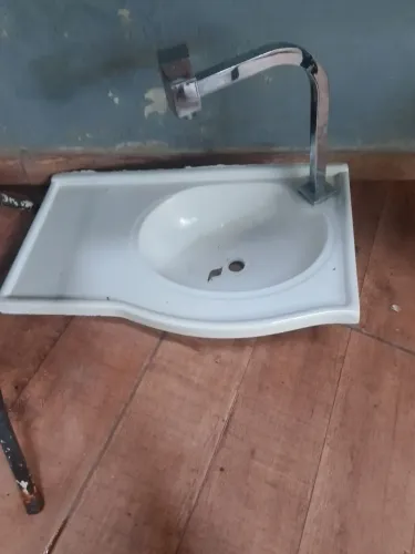 Pia banheiro com torneira