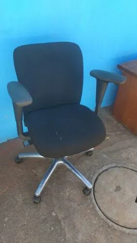 CADEIRA DE ESCRITÓRIO GIRATÓRIA