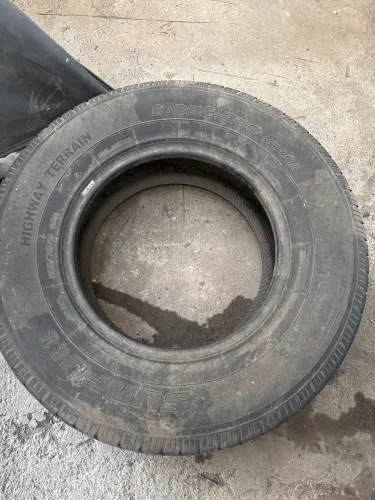 3 Pneus para caminhonete meia vida 