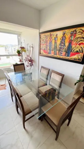 Mesa de jantar de madeira maciça, com seis cadeiras. Comprada na loja officina design. 