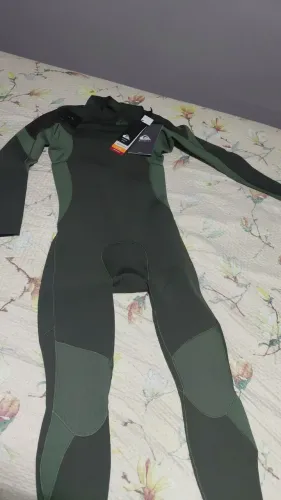 Roupa de surfista para vender pelo preço ótimo ganhei e não curto praia