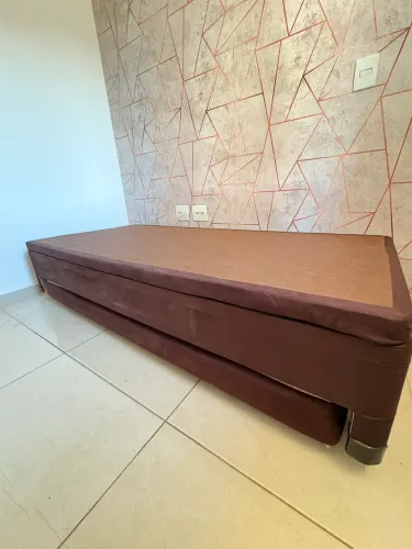 Cama de solteiro com baú e bicama