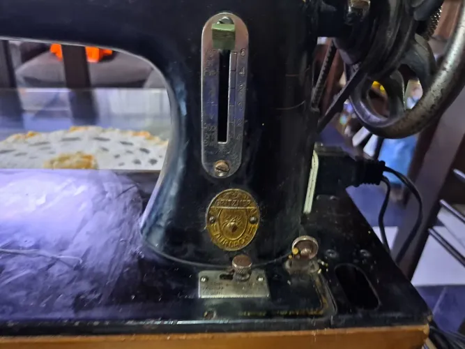 Máquina de costura antiga GRITZNER DURLACH com motorzinho funcionando perfeitamente