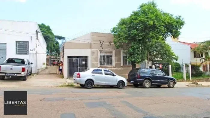 Casa bairro Medianeira, com 3 dormitórios, 2 banheiros, com piscina para venda.