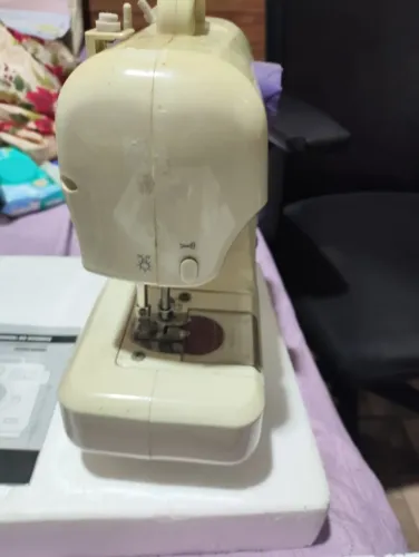 Maquina de costura Ppetiti Coser cst300 Candence usada