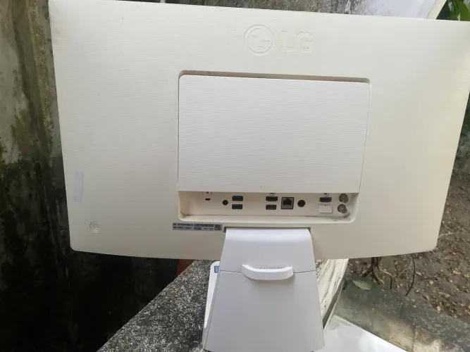 um LG All-in-One 22" branco da linha 22V.