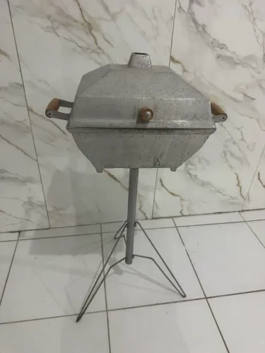 Churrasqueira portátil de alumínio com pedestal