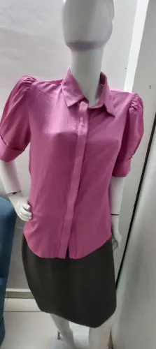 Uma  camisa aberta  cor lilás  nova  tamanho p.