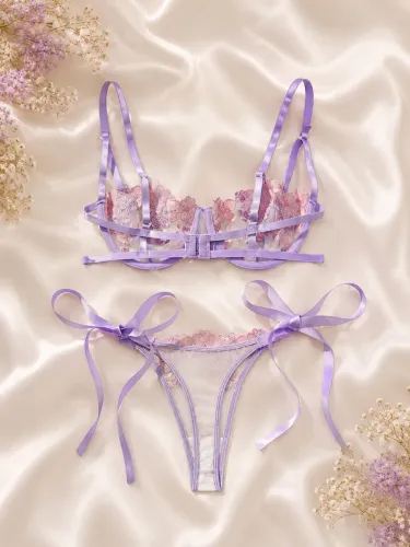 ? Conjunto lingerie em renda bordada com laços delicados e acabamento sofisticado.