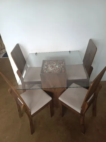 Mesa bem conservada