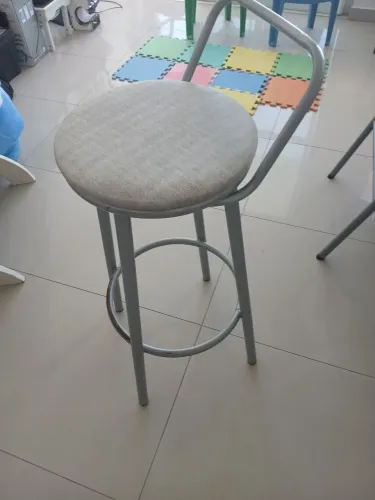 Banco alto em tubo e tampo com almofada