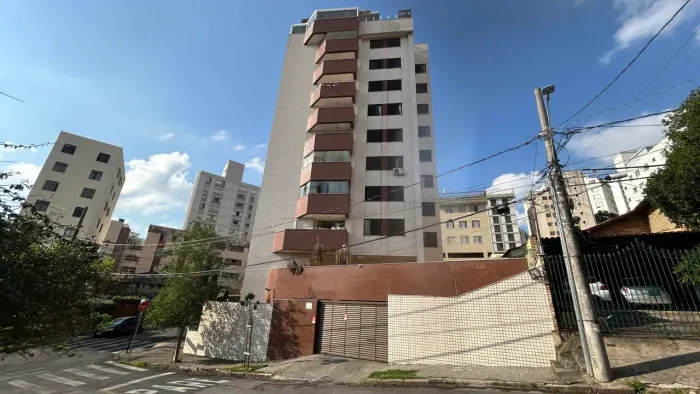 Apto 1 por andar no Grajaú: 4 quartos (1 suíte), armários instalados e 2 vagas livres