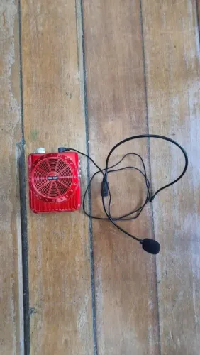 Caixa de som/rádio com fone funcionando perfeitamente e sem marca de uso