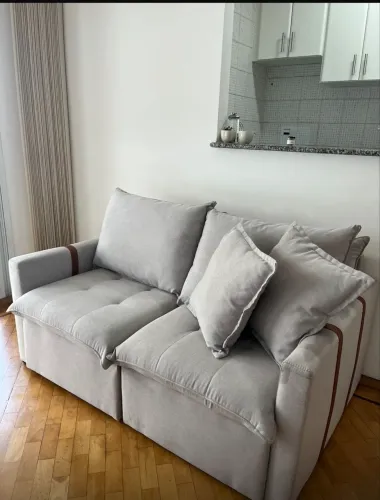 Sofá retrátil - Design moderno com detalhe em courino 