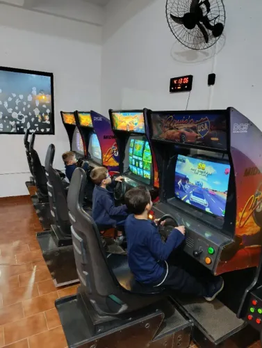 Simulador de Carro Cruisin, Pinball, Air Hockey, Fliperama, Pista Autorama, Simulador Rush