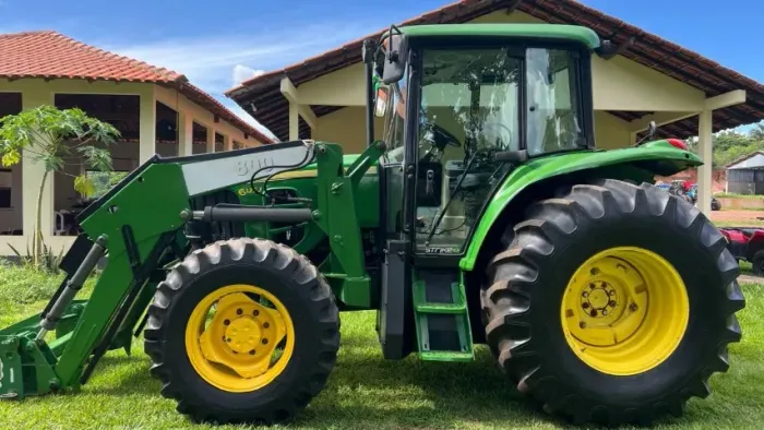 Trator John Deere 6.125J - cabinadoTrato John Deere - 6.125J ano 2016/2017