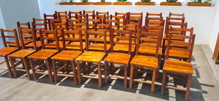 Cadeiras de eucalipto, cor mogno, em bom estado.