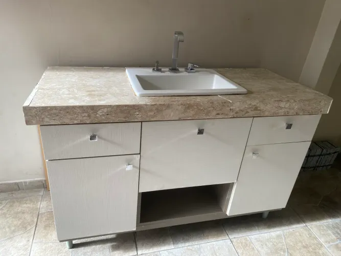 Conjunto lindo de banheiro vendo barato a pedra quebrou mais vai junto