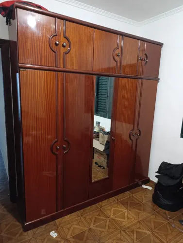 Guarda roupas portas impecável 