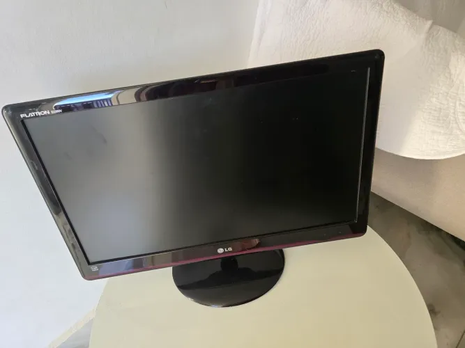 Monitor de 23 polegas ,não tem.cabo
