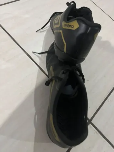 Chuteira society masculina