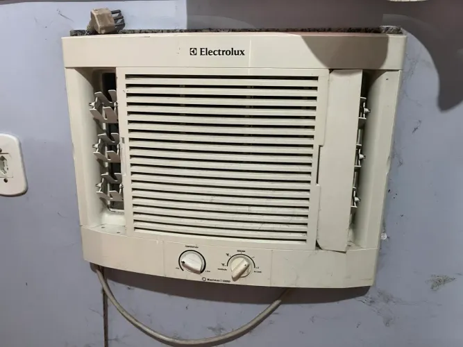 Ar Condicionado (USADO) Janela Mecânico 10.000 BTUs Quente/Frio Electrolux 220V EM10R