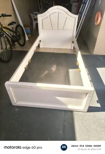 Vendo linda cama de madeira Nobre