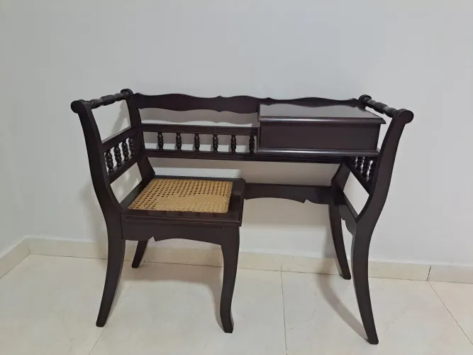 Mesa antiga para telefone com cadeira em palhinha.