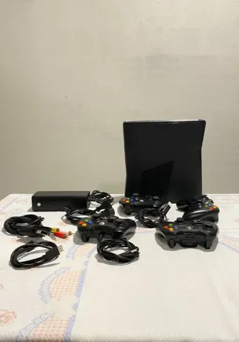 Vendo XBOX 360 desbloqueado + vai mais de 70 jogos + 4 controles + Cabos HDMI e AV