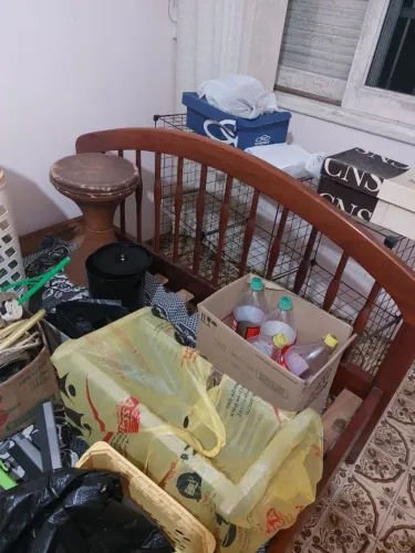 GUARDA-ROUPA + CAMA DE CASAL EM MADEIRA MACIÇA - R$ 450,00 (OS DOIS JUNTOS)