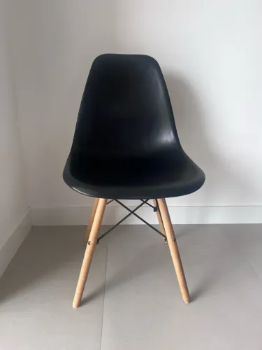 4 cadeiras Eames pretas