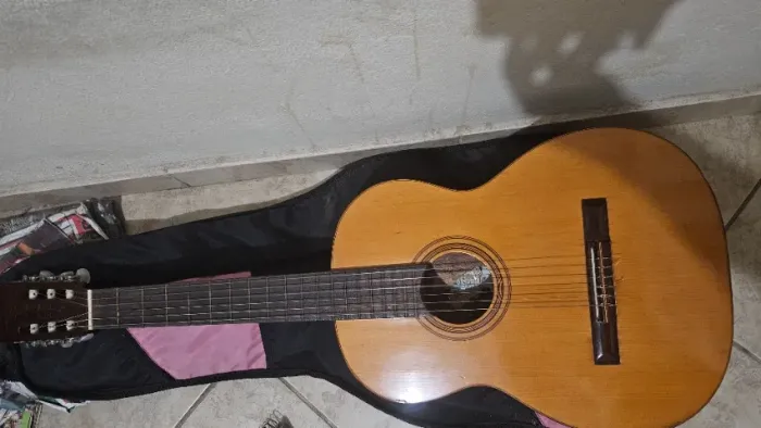 Violão em excelente estado capa e cordas reservas