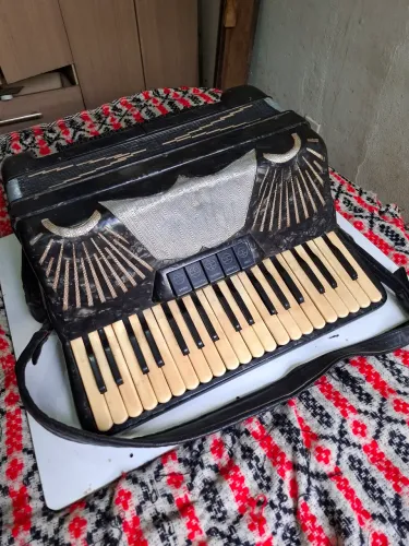 Acordeon Universal 80 baixos c/ estojo vendo ou troco por teclado
