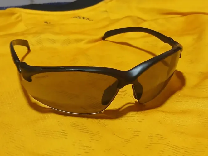 Lindo óculos de sol Speed novo e impecável- super moderno e discreto