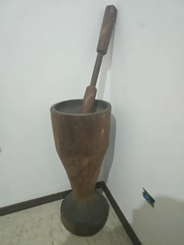 pilão decorativo em madeira maciça