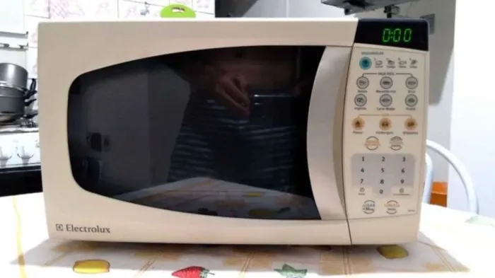 Microondas Electrolux 21 Litros. Excelente estado e tudo funcionando.