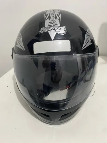 Capacete sem marcas de uso