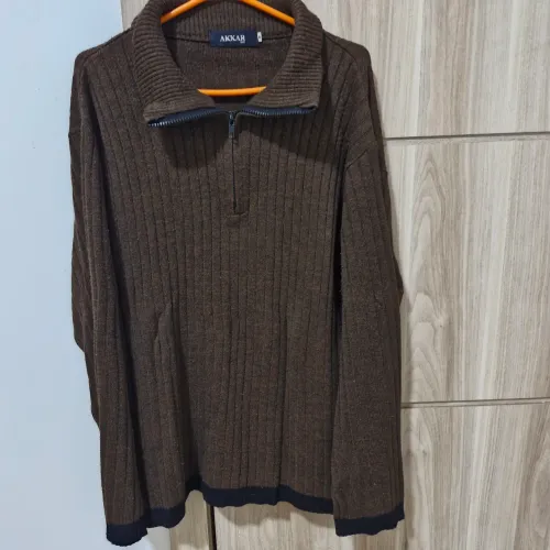 Blusa de lá, cor marrom,