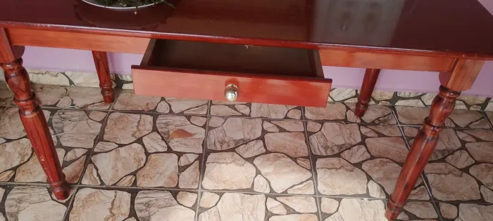 Mesa de madeira com gaveta