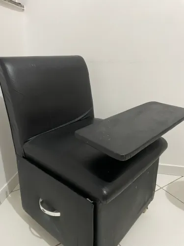 Vendo cadeira manicure , conservada pouco tempo de uso 