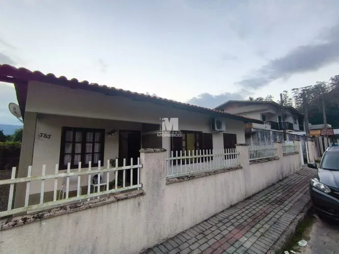 Casa à venda na Pomerânia 3 quartos, energia solar e poço artesiano a 1km do Centro!