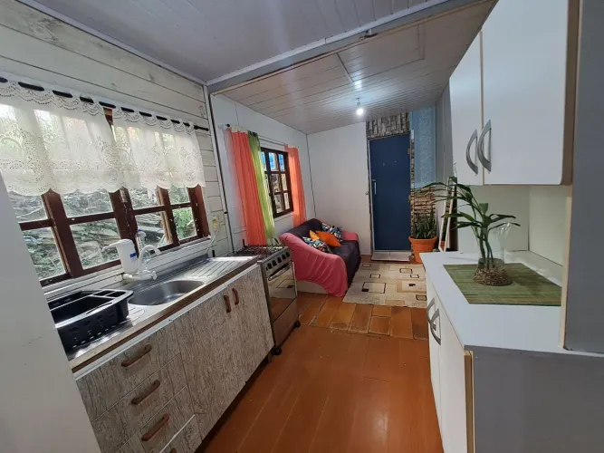 Alugo um quarto para mulher solteira