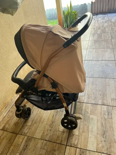 Vende se carrinho de bebê. 